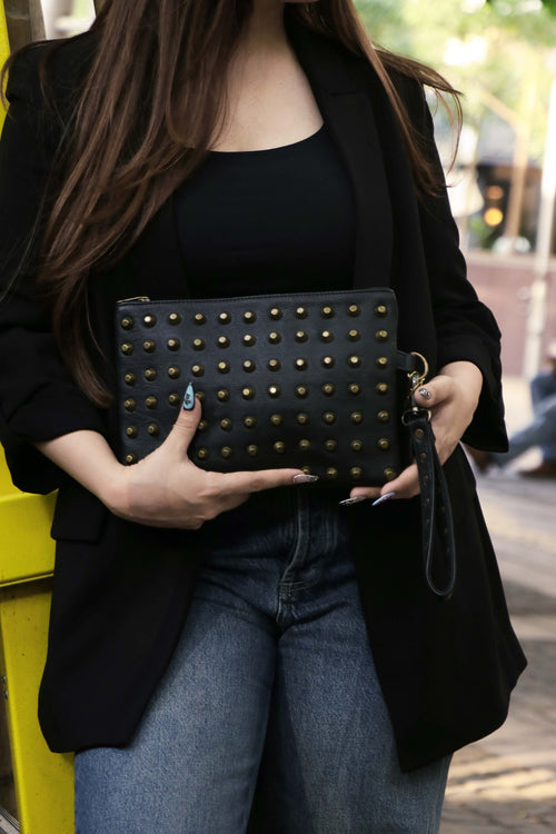 Dune pouch held at the waist