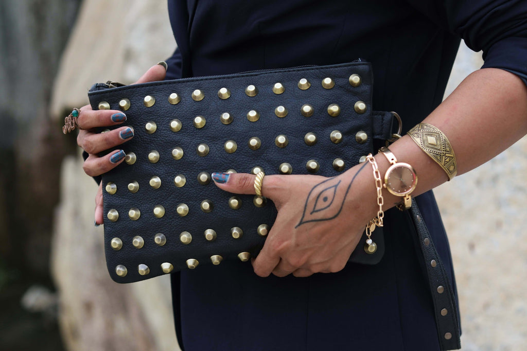 Dune pouch held with both hands
